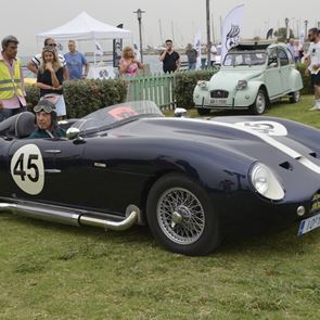 Με ήλιο και βροχή παντρεύονται τα...κλασικά αυτοκίνητα