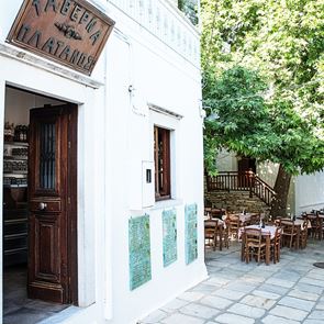 Ο Πλάτανος είναι ο ορισμός της κυκλαδίτικης ταβέρνας
