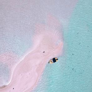 Απίθανες ροζ παραλίες σε κάθε γωνιά του πλανήτη