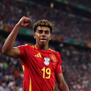 Σε άλλα νέα, ο Lamine Yamal έκανε live στο Instagram και έδειξε γυμνούς τους συμπαίκτες