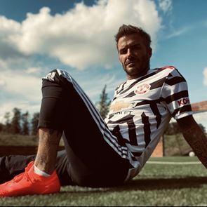 Μόνο στον David Beckham δείχνει στιλάτη η νέα φανέλα της Γιουνάιντεντ