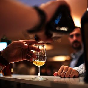 Το πιο premium φεστιβάλ για ουίσκι και &lt;em>ρούμι&lt;/em> επιστρέφει, σε ένα από τα πιο όμορφα νεοκλασικά της Αθήνας