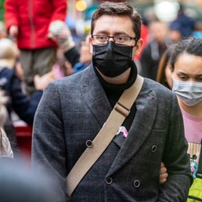 Κορονοϊός: Αυξήθηκαν στα 24.308 τα νέα κρούσματα