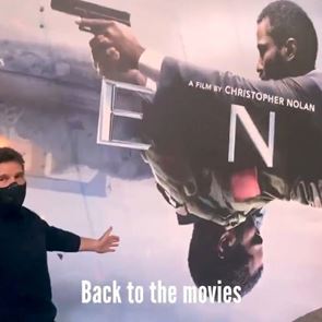 Ο Tom Cruise φορά μάσκα και στηρίζει το Tenet