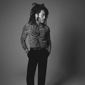 Ο Lenny Kravitz είναι το νέο πρόσωπο του Saint Laurent