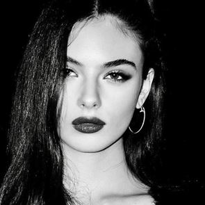 Η Deva Cassel βαδίζει στα χνάρια της Monica Bellucci