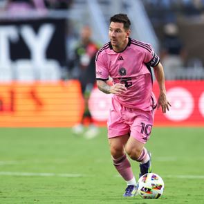 Τελικά, ο Lionel Messi περπατάει στο γήπεδο