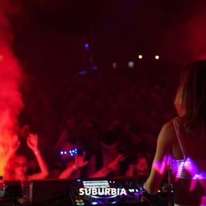Suburbia, η μουσική κοινότητα που θα αλλάξει τη νυχτερινή διασκέδαση