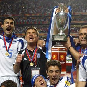 Legends 2004 vs. UEFA All Stars, ένα επετειακό φιλικό προς τιμήν του Ότο Ρεχάγκελ