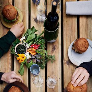 Το Noma ανοίγει ξανά με burgers και υπαίθριο wine bar