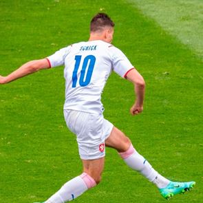 Σε άλλα νέα, ο Patrik Schick έβαλε γκολ από τη σέντρα