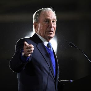 Ο Mike Bloomberg στηρίζει με 100 εκ. δολάρια τον Joe Biden
