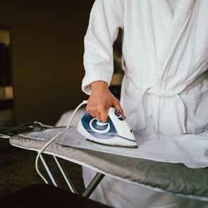 Σιδερώνοντας μόνος στο σπίτι