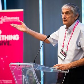 Ο ελληνοαμερικανός επιστήμονας που πήρε το Νόμπελ Φυσικής