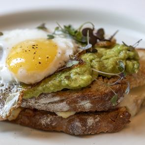 Ένα τοστ αβοκάντο από τον Ηλία Σταυρόπουλο