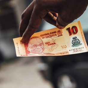 Η κρίση του νάιρα στη Νιγηρία πλησιάζει προς το τέλος