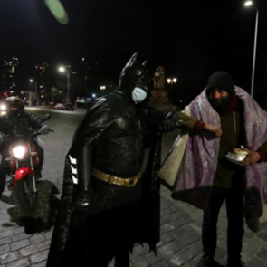 O Batman τριγυρίζει στους δρόμους της Χιλής και μοιράζει φαγητό στους άστεγους