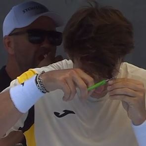 Απίστευτο: Τενίστας έκοψε τα μαλλιά του την ώρα του αγώνα