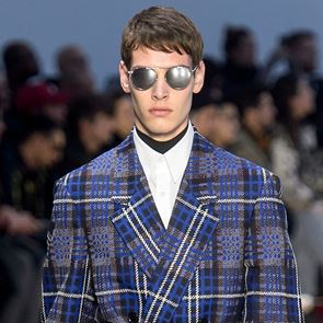 Τα παλτό του χειμώνα είναι μακριά, βαριά και γεμάτα καρό σχέδια