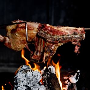 Τσικνοπέμπτη: Πώς να ψήσεις, το σωστό κρασί και πού να πας αν βγεις