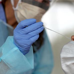 Οι 20 ομάδες αυξημένου κινδύνου για σοβαρή λοίμωξη &lt;em>COVID&lt;/em>-19