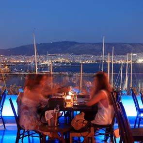 Η νέα πρόταση του Λευτέρη Λαζάρου αποθεώνει το κρέας στην πιο ωραία ταράτσα της πόλης