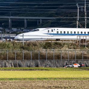 Red Bull F1 εναντίον του ταχύτερου τρένου της &lt;em>Ιαπωνίας&lt;/em>
