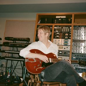 Μόλις ακούσαμε -και κολλήσαμε με- τα 2 ολοκαίνουργια τραγούδια των Spoon