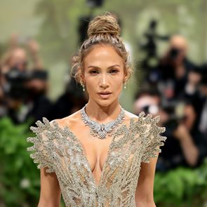 Jennifer Lopez, ξανά μόνη -και πολύ εντυπωσιακή- στο κόκκινο χαλί