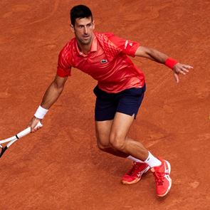 Τι είναι αυτό το &#39;αυτοκόλλητο νανοτεχνολογίας&#39; του Novak Djokovic