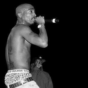 Όλες οι θεωρίες συνωμοσίας που υποστηρίζουν ότι ο Tupac ζει και βασιλεύει