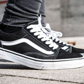 Με μαύρα sneakers από το πρωί μέχρι το βράδυ