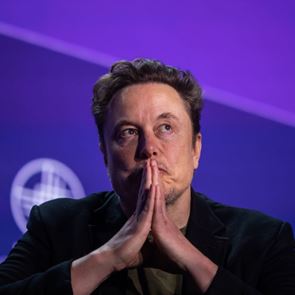 O Elon Musk μιλά για ελευθερία του λόγου και μετά σπάει ρεκόρ αποκλεισμών στο X (Twitter