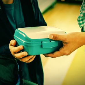 Οι λόγοι που λατρεύαμε τα τάπερ σαν παιδιά στην Ελλάδα