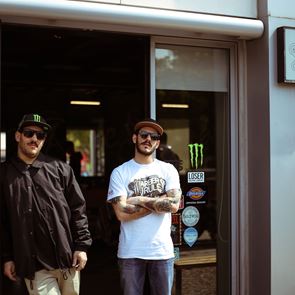 4 tattoo artists και barbers μιλούν για τατουάζ και τρίχες