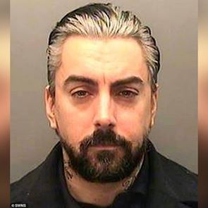 Παιδόφιλος τραγουδιστής γνωστού συγκροτήματος δολοφονήθηκε στη φυλακή