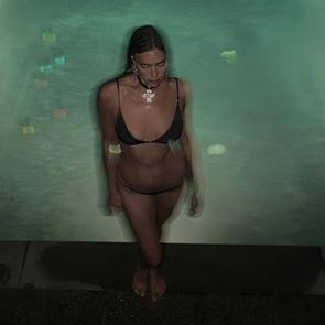 Όταν η Irina Shayk απολαμβάνει το βραδινό της μπάνιο