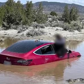 Σε άλλα νέα, αυτόνομο <em>Tesla</em> Model 3 έπεσε σε λίμνη