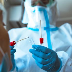 Τα νέα μέτρα που φέρνει η μετάλλαξη Όμικρον