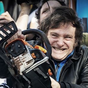 Javier Milei, ο νέος πρόεδρος της Αργεντινής εμφανίζεται με αλυσοπρίονο