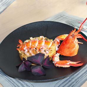 Η συνταγή του Ξενοφώντα Κατσιμαγκλή για ζουμερό αστακό με κριθαράκι