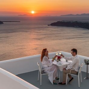 To Varoulko Santorini μας προσκαλεί σε ένα μοναδικό ταξίδι οινογευσίας στο Grace Hotel