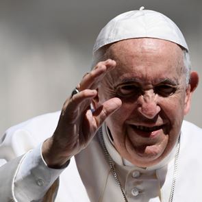 Ο Πάπας επιστρέφει τρία θραύσματα των Γλυπτών του Παρθενώνα