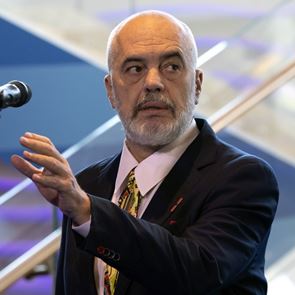 O Edi Rama έσπρωξε μία δημοσιογράφο αλλά συγγνώμη δε ζητάει