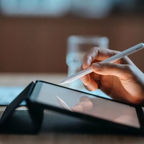 Ένας πρώην πράκτορα της CIA ξέρει πως θα εντυπωσιάσεις τους συναδέλφους σου