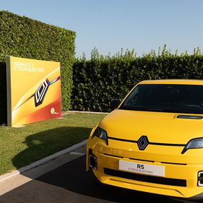 Το νέο Renault 5 έδωσε μαθήματα στυλ και τεχνολογίας στο Esquire Summerhouse