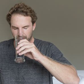 Γιατί δεν πρέπει να πίνεις νερό πριν πας για ύπνο