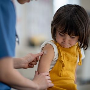 Μειώνονται οι εμβολιασμοί στα παιδιά τα τελευταία χρόνια -τι λένε οι γιατροί