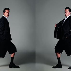 Ο Χάρης Σιανίδης τους κοιτά όλους κατάματα