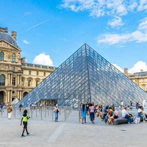 Τι συμβαίνει με το Λούβρο: Κινδυνεύουν χιλιάδες έργα τέχνης